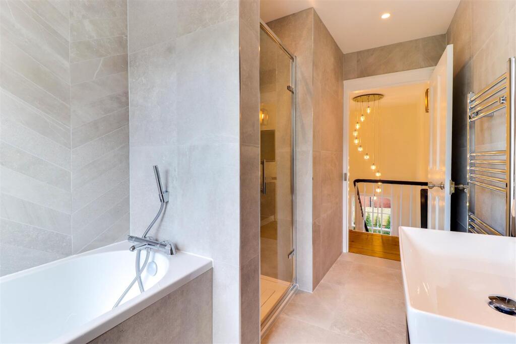 46. Bathroom 1.1.jpg