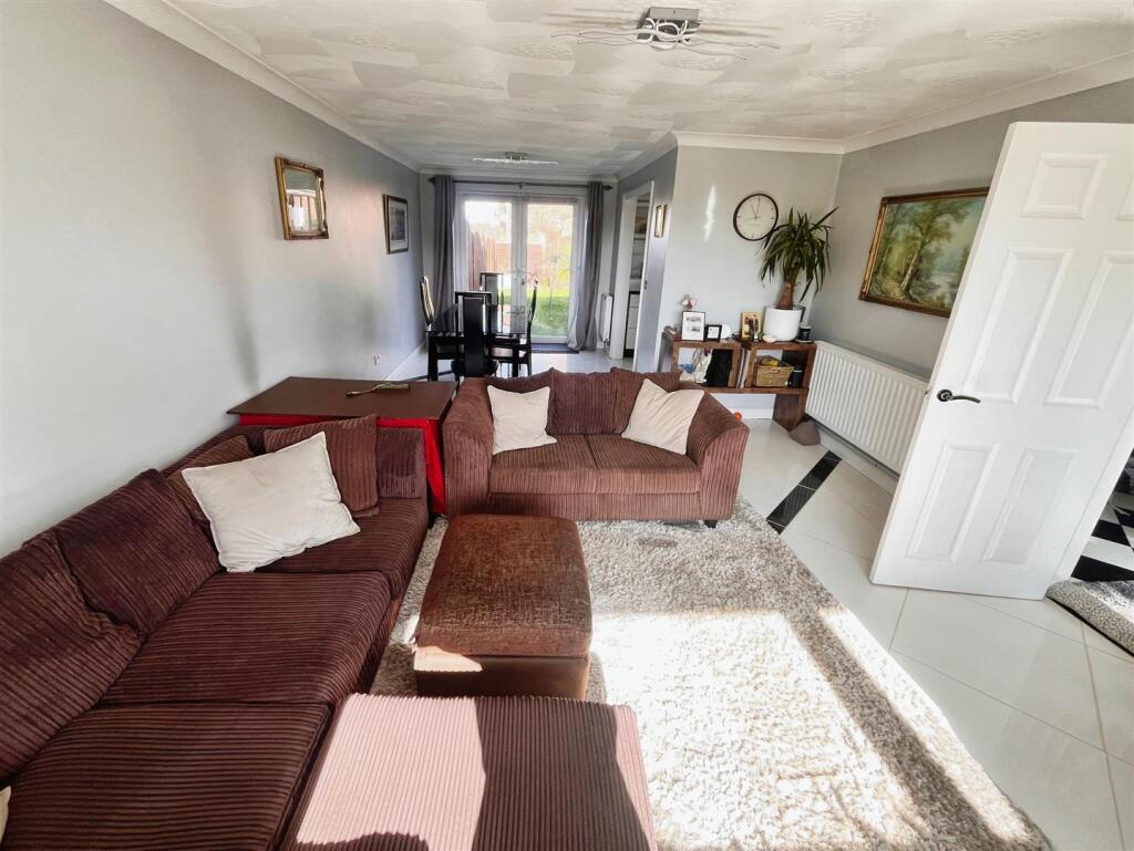 SPACIOUS LOUNGE IMAGE FOUR