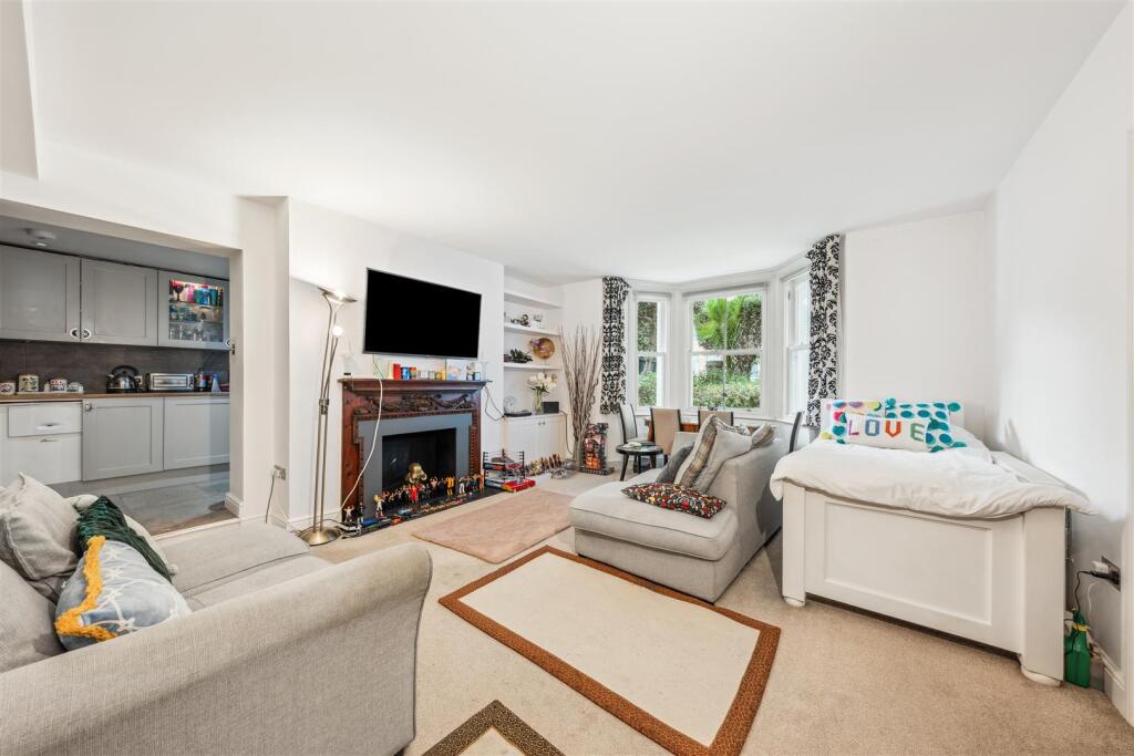 Chiswick High Road, W4