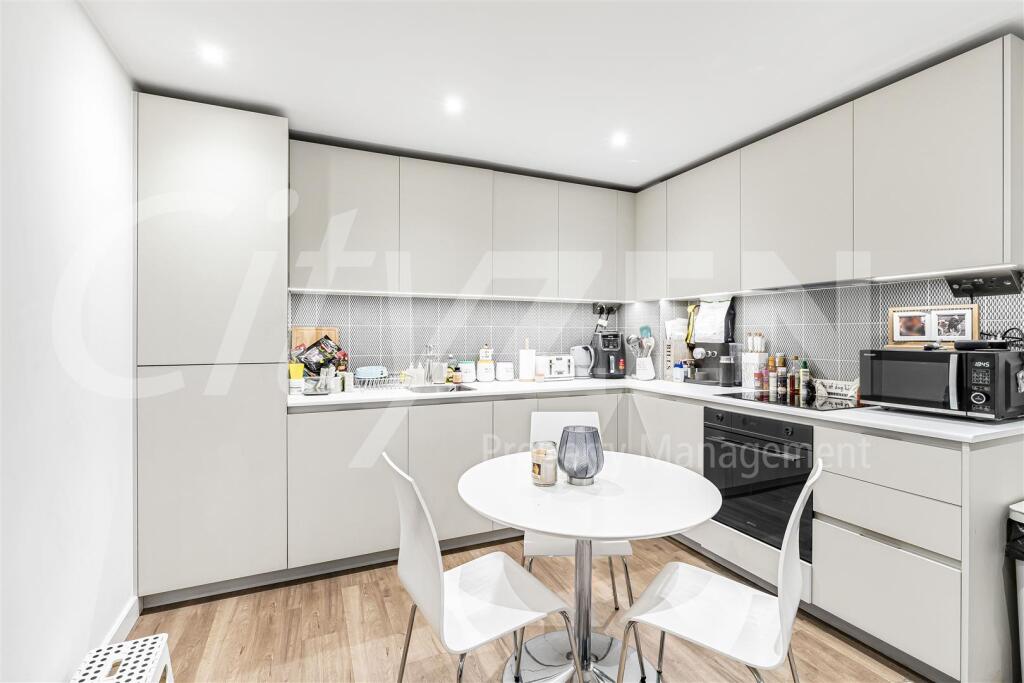 KITCHEN/DINING AREA