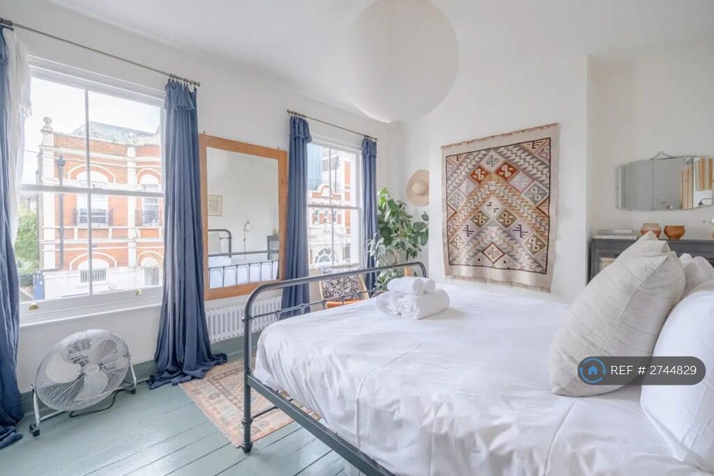 Bedroom 1 (King Bed)