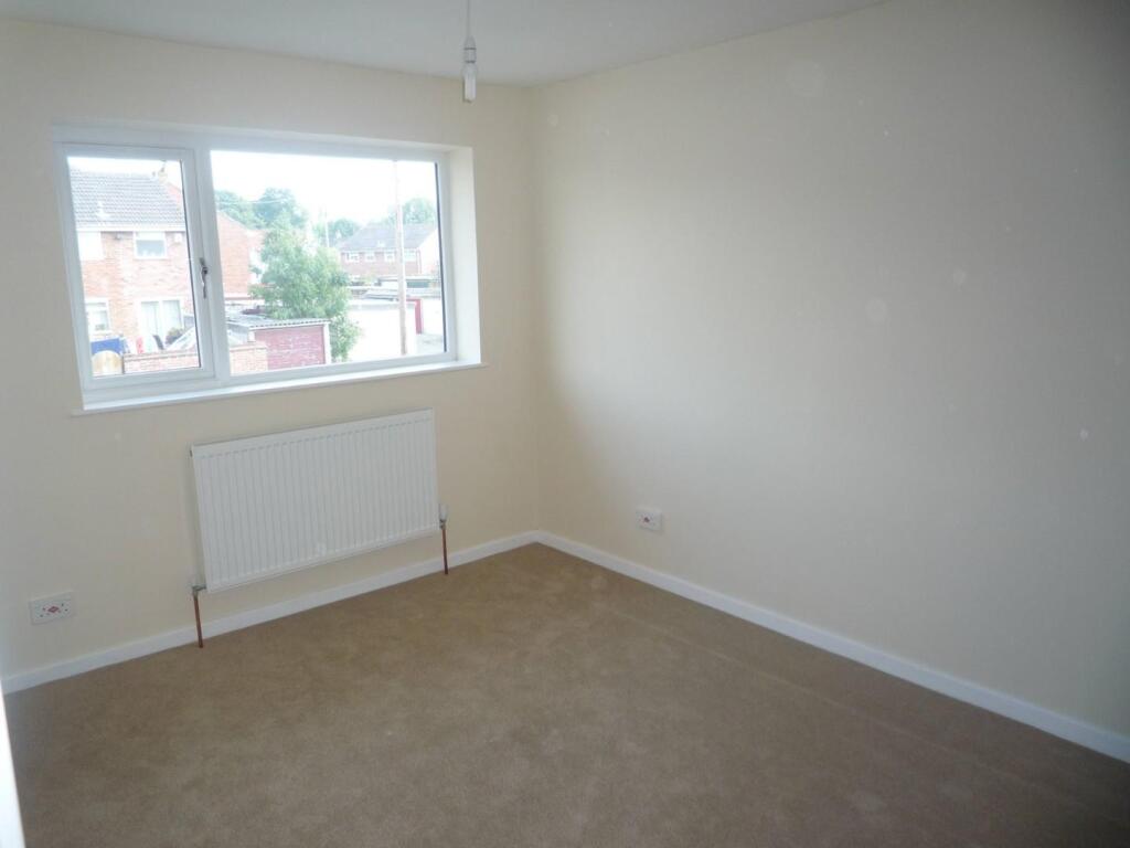 30 The Laurels Bed1.jpg