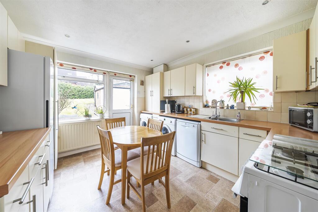 Kitchen/Breakfast Room: