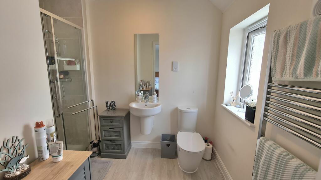 EN-SUITE SHOWER ROOM