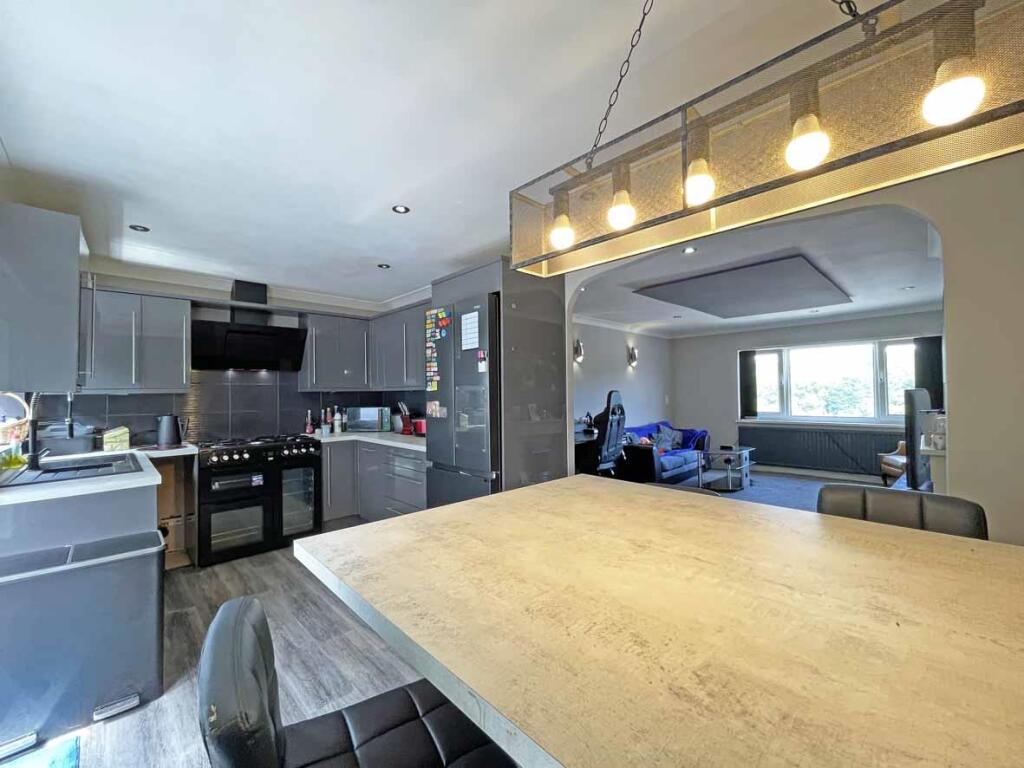 Erlstoke Close 36 - Kitchen Dining Area.jpg