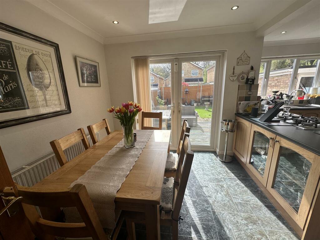 KITCHEN/DINING ROOM