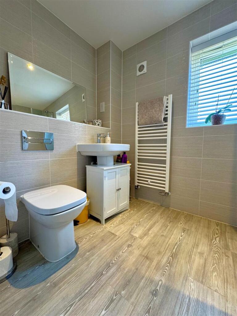 bathroom 1.jpg