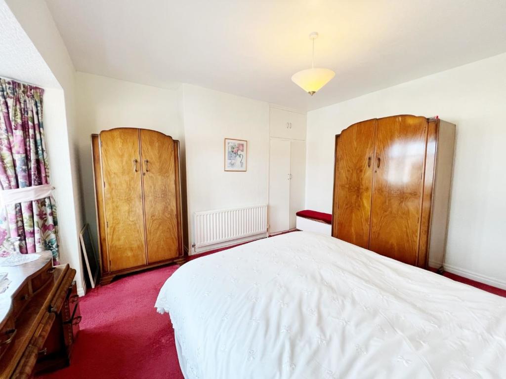 Bedroom 1 pic 3.jpg