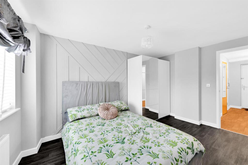 bedroom 1 (2).jpg