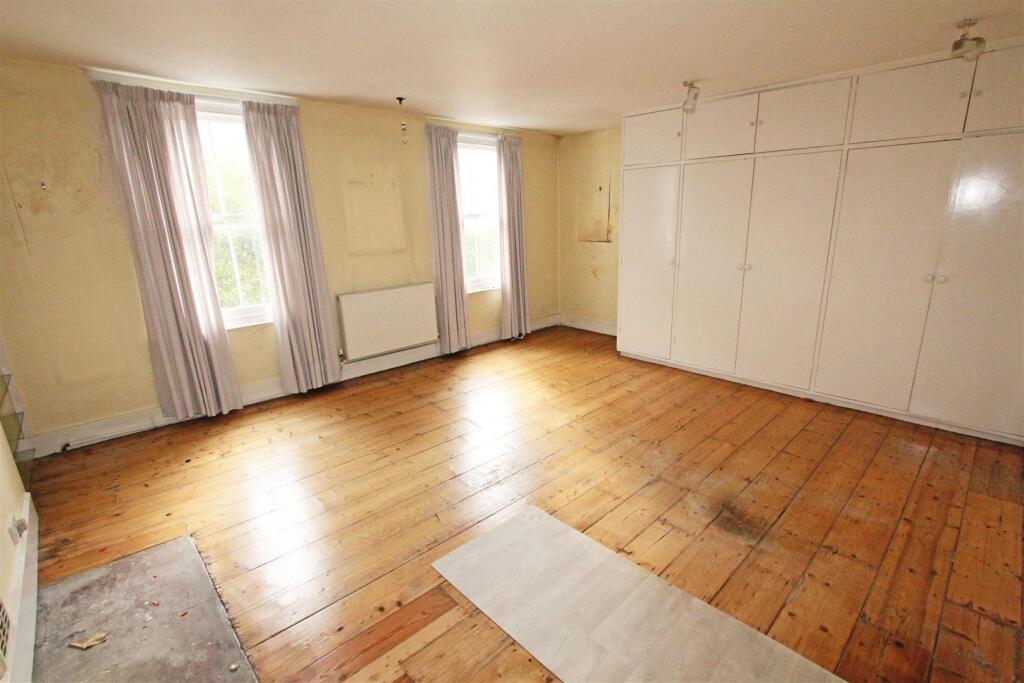 IMG_6681 bed yellow wardrobes.jpg