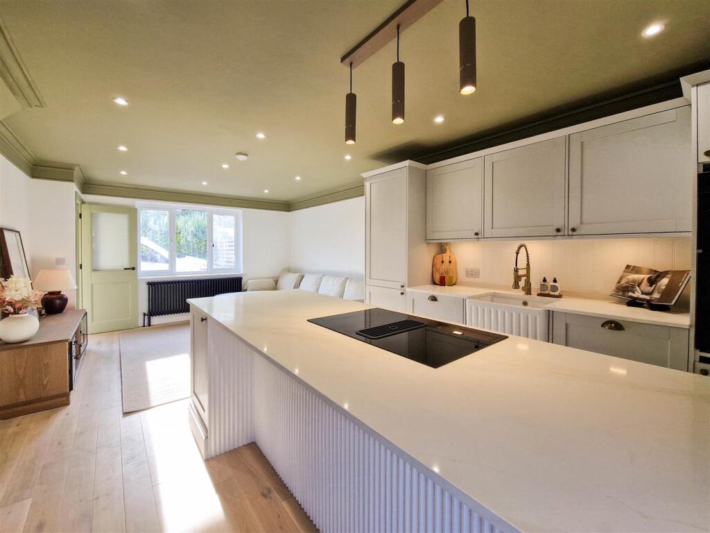 Kitchen with breakfast bar