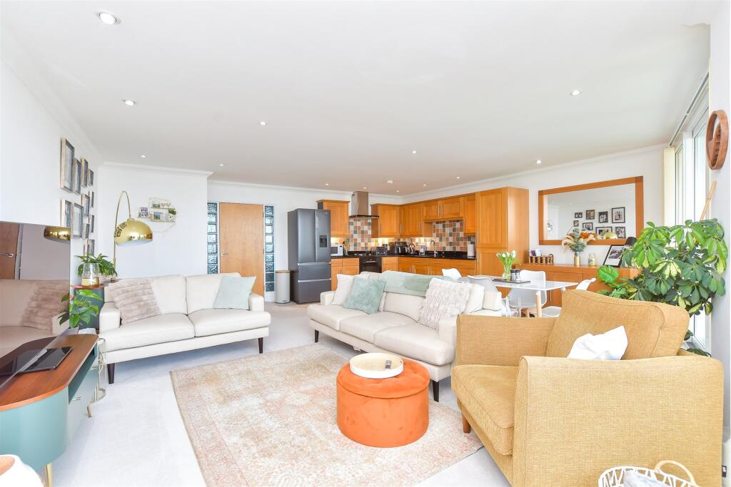 Kitchen/ Living Room