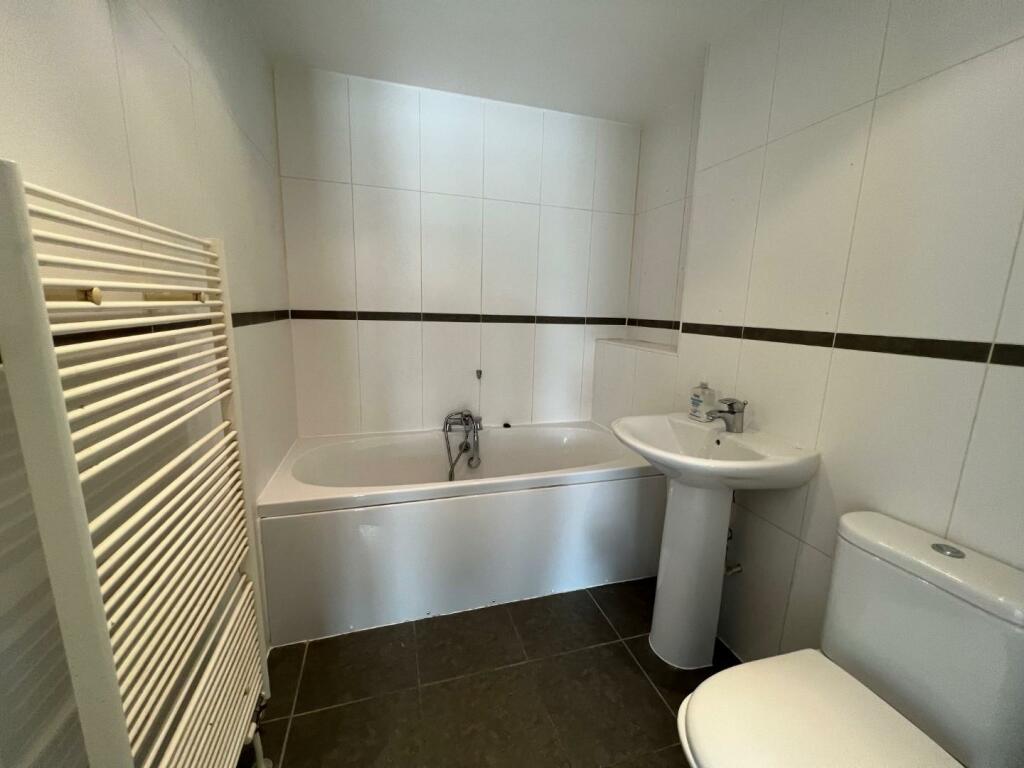 127 Caroline Way bath.jpg