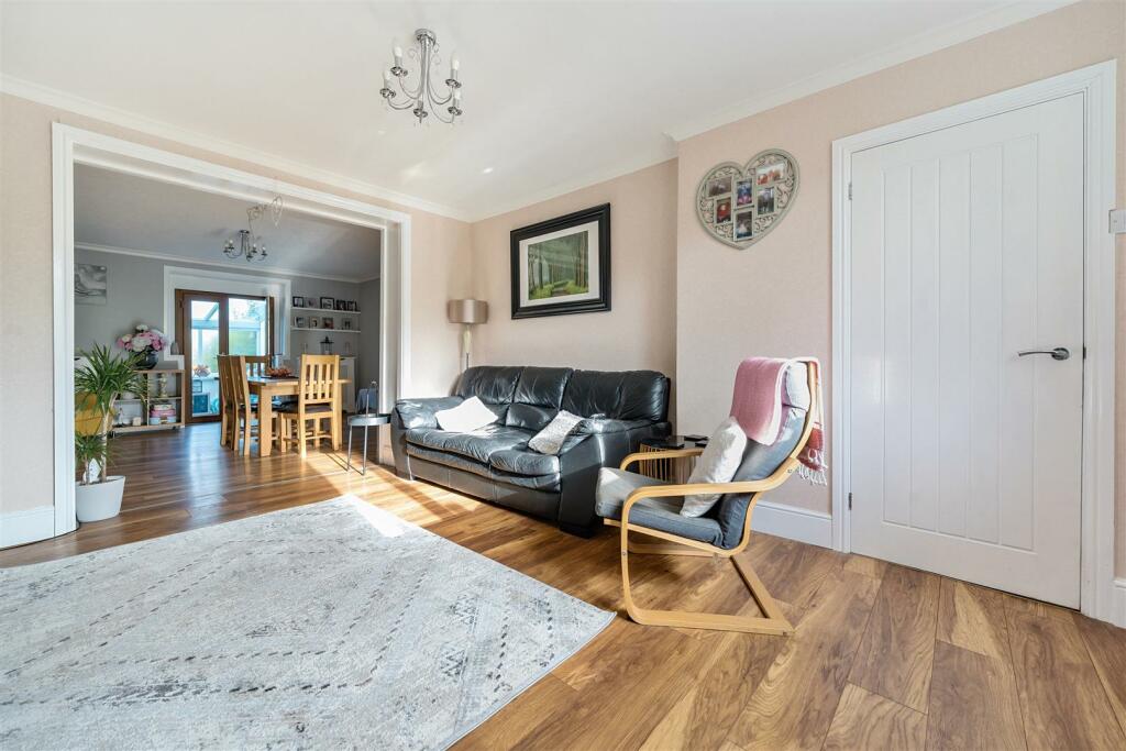 LOUNGE / DINING ROOM