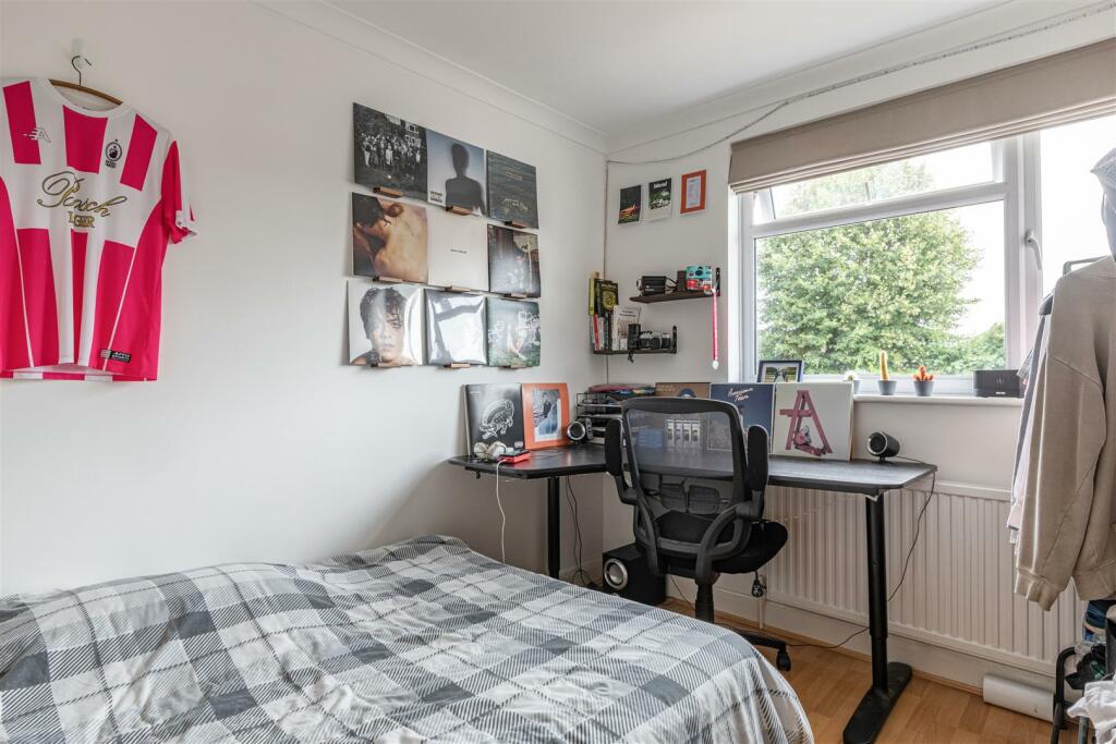 26 Holly Avenue, new haw, kt15 3ub - 18.jpg