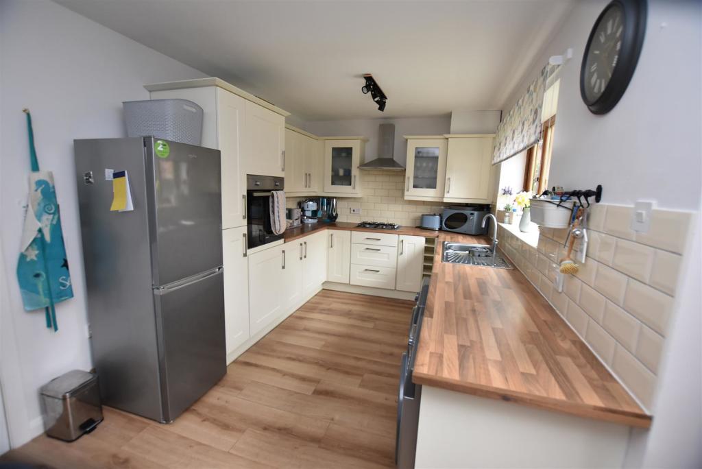 KITCHEN4.JPG