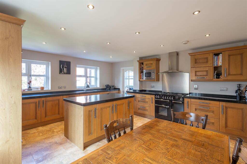 Kitchen/ Breakfast Room