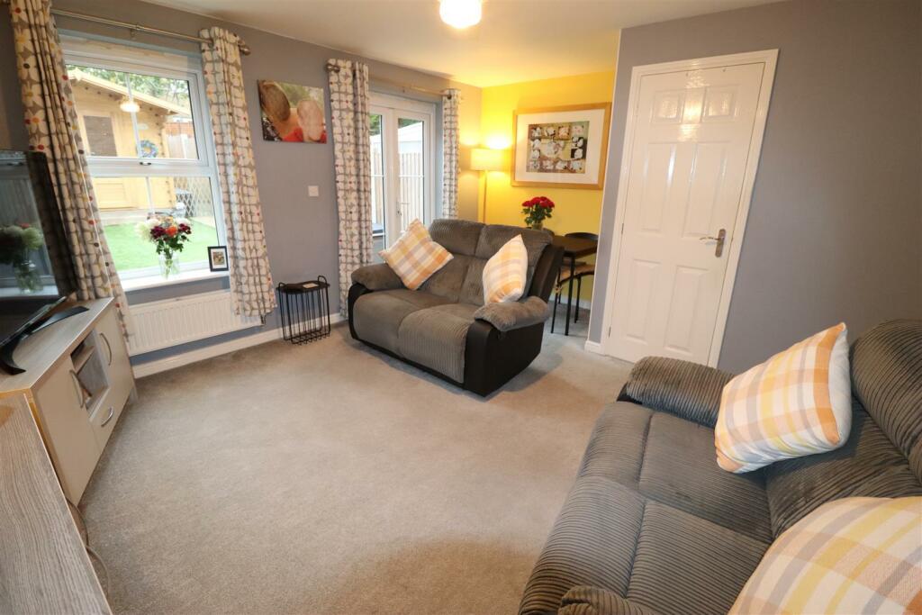 LOUNGE 2.JPG
