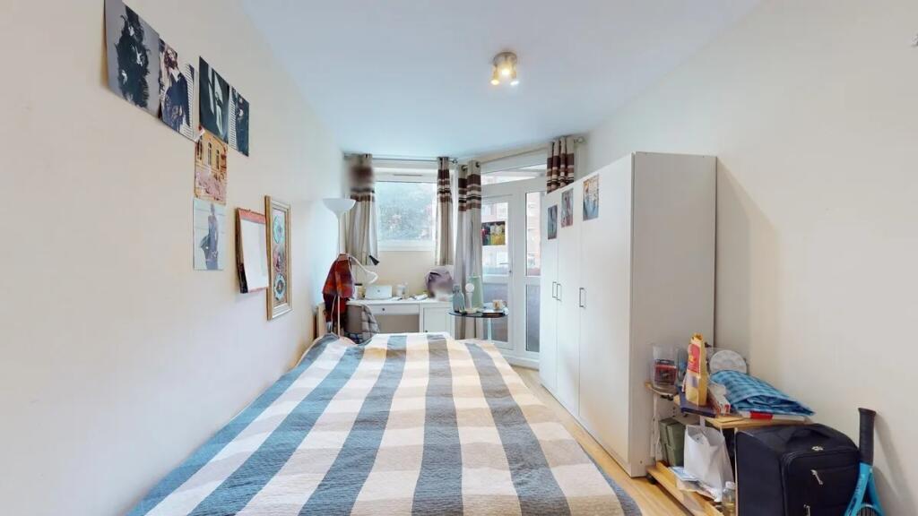 A neat and bright single bedroom featuring a st...