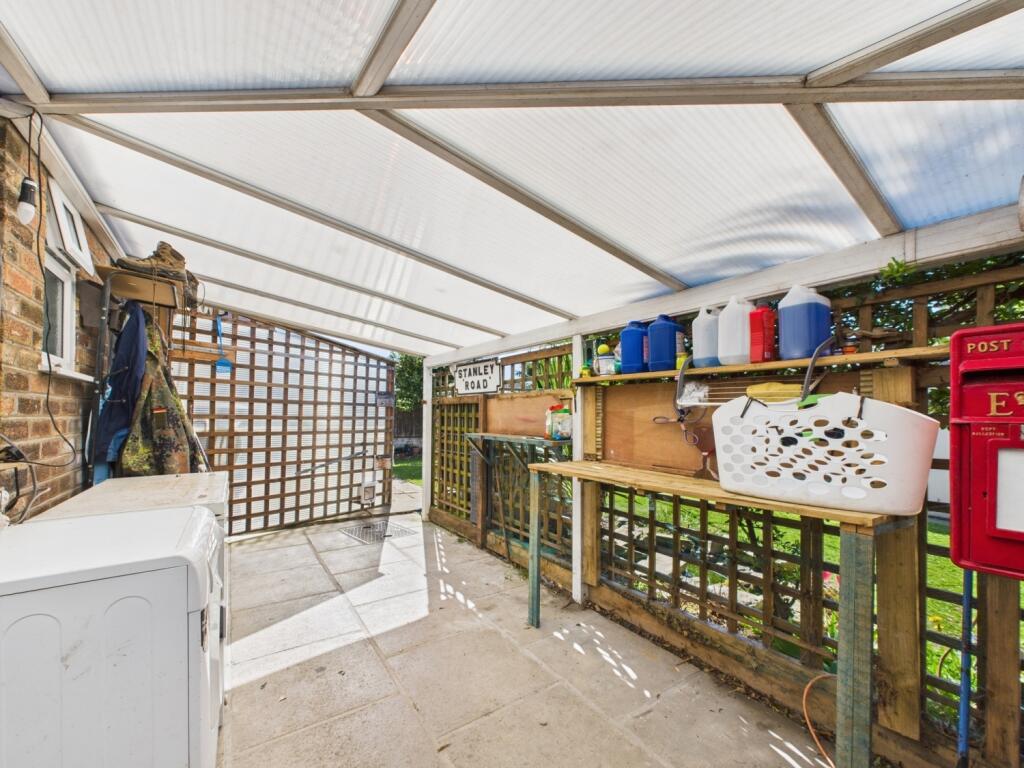 CAM02386G0-PR0123-STILL035