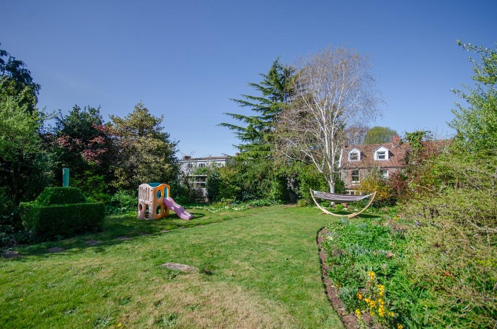 Rear garden pic 2.jpg