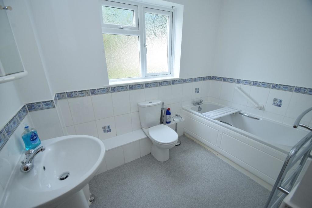 2 Broad Lawns De Roos Road bathroom.JPG