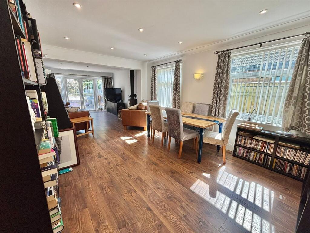 Through Lounge Diner