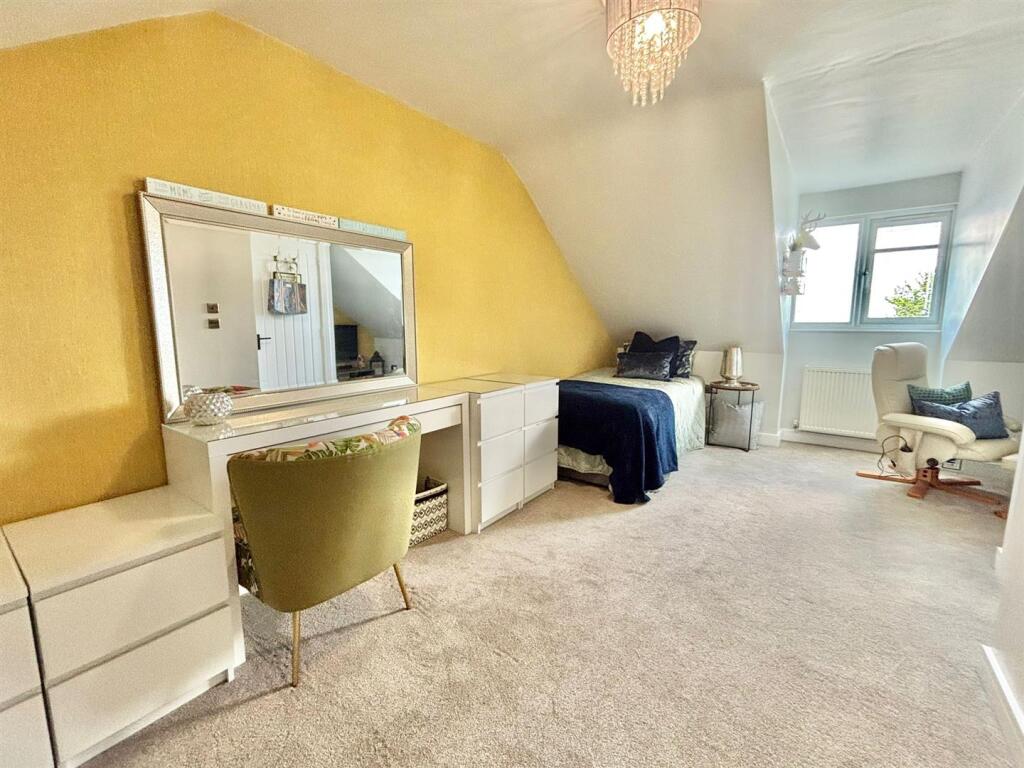 Master Bedroom (2nd Floor)