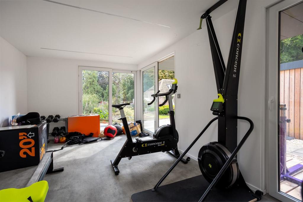 42 - Querns House - GL7 1RL - Web.jpg