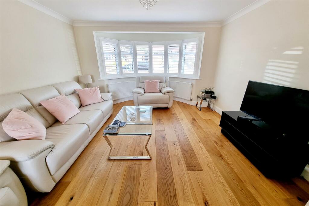 LOUNGE AREA: