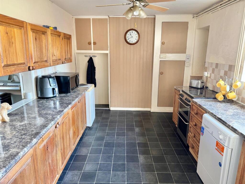 Kitchen3.jpg