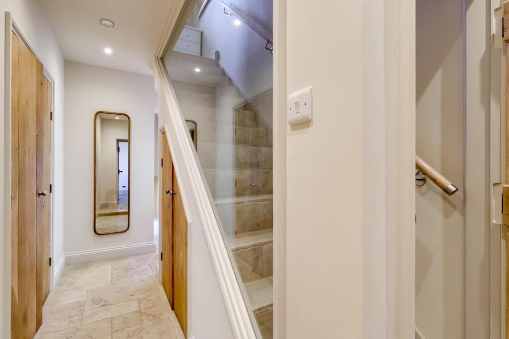 Hallway (2).jpg