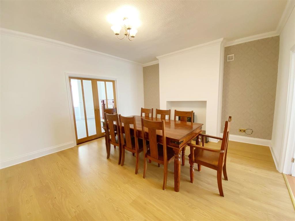Dining Room pic 4.jpg