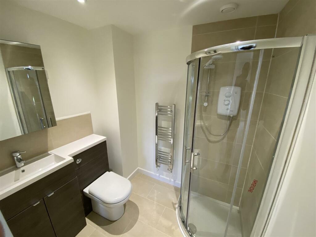 En Suite to Bedroom 1