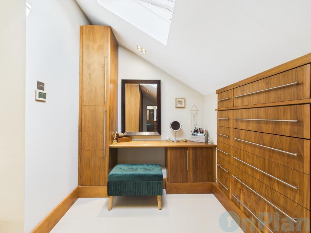 CAM04024G0-PR0023-STILL034