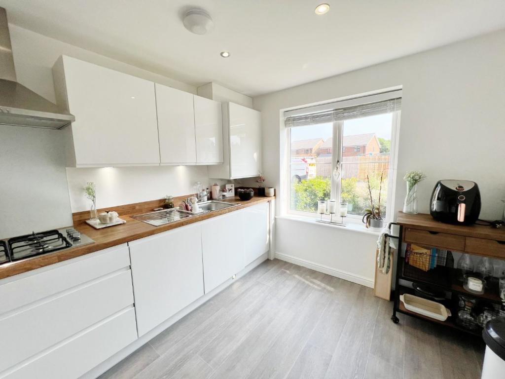Kitchen pic 2.jpg