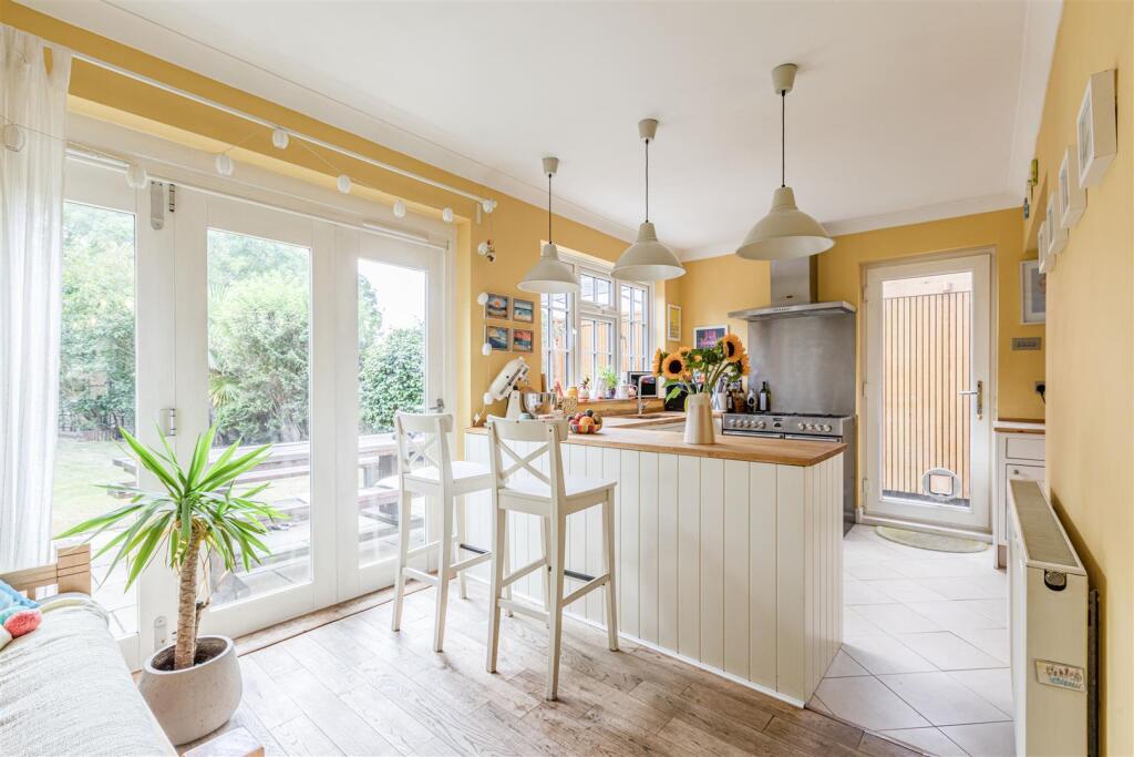 51 Hart Road, KT14 7NJ - 4.jpg