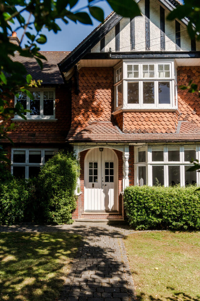 296489 - 19 Wimblehurst Road-7.jpeg