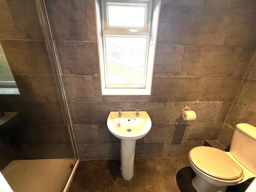 EN SUITE SHOWER ROOM