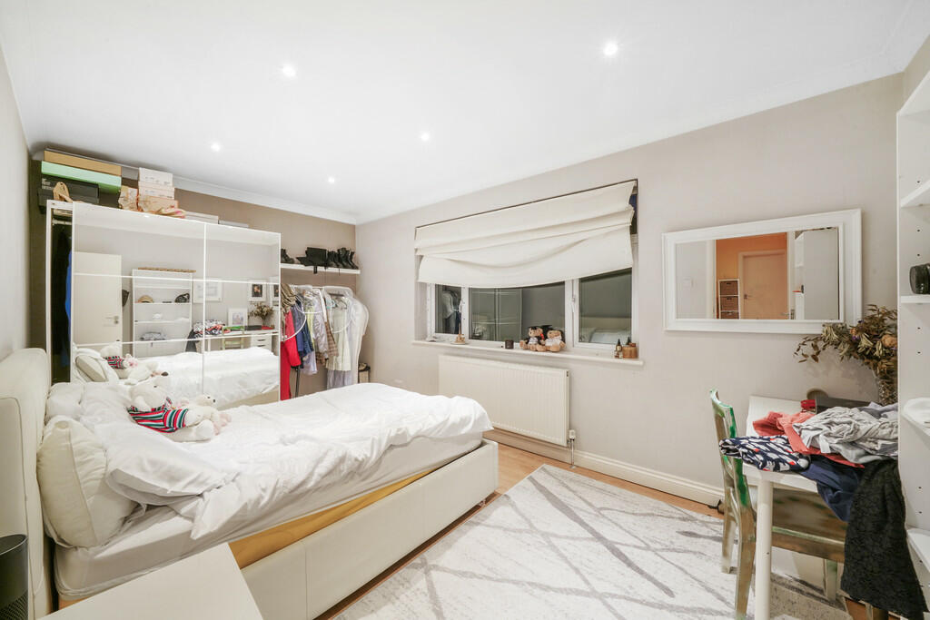 7 Woodstead Grove...