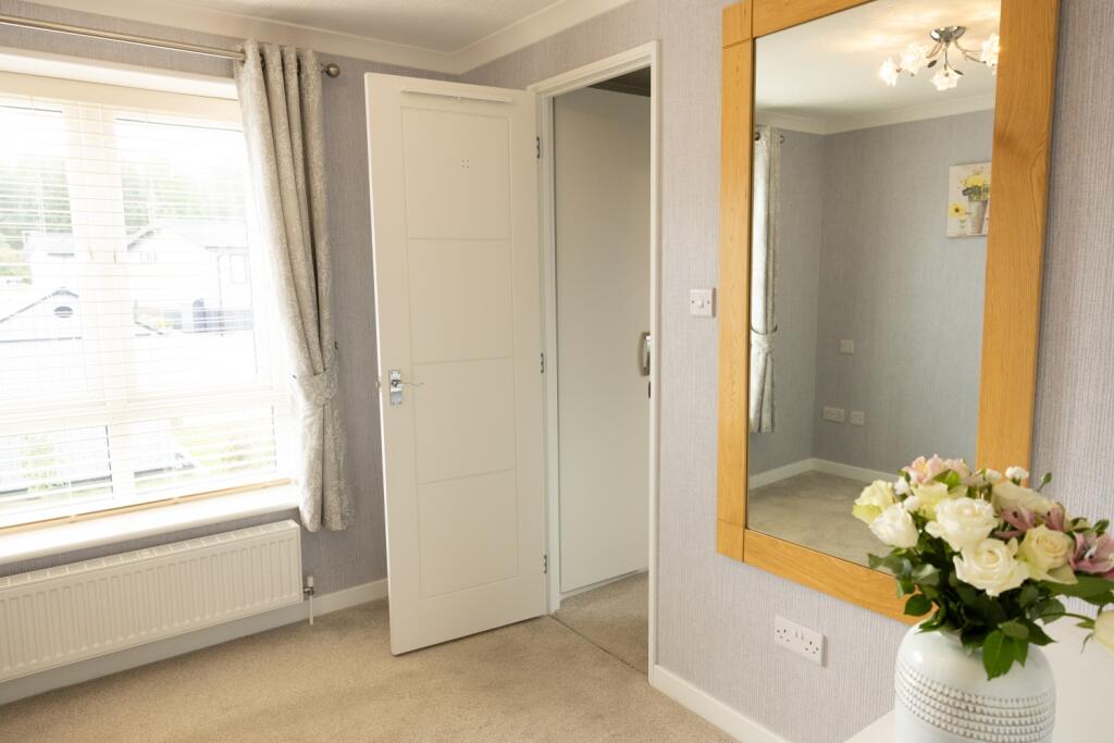 Bed 1 into ensuite