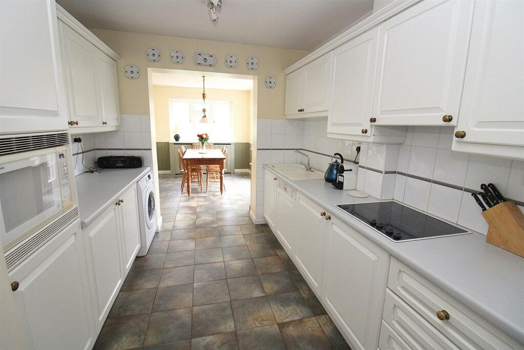 KITCHEN DINER USE.JPG