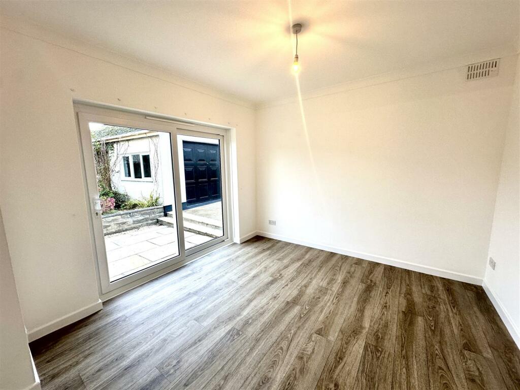 KITCHEN/FAMILY DINING ROOM