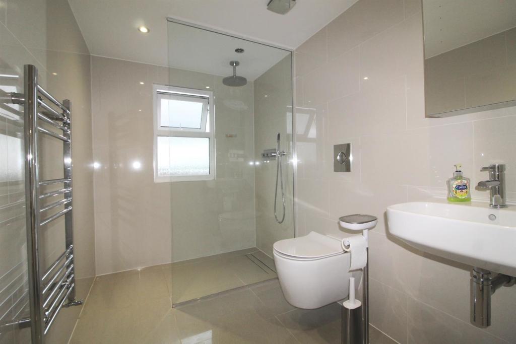 Bathroom 2 edit.jpg