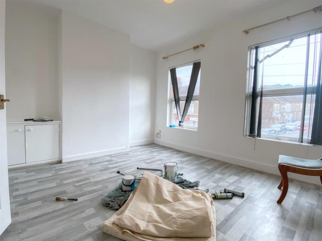 LIVING ROOM.jpg