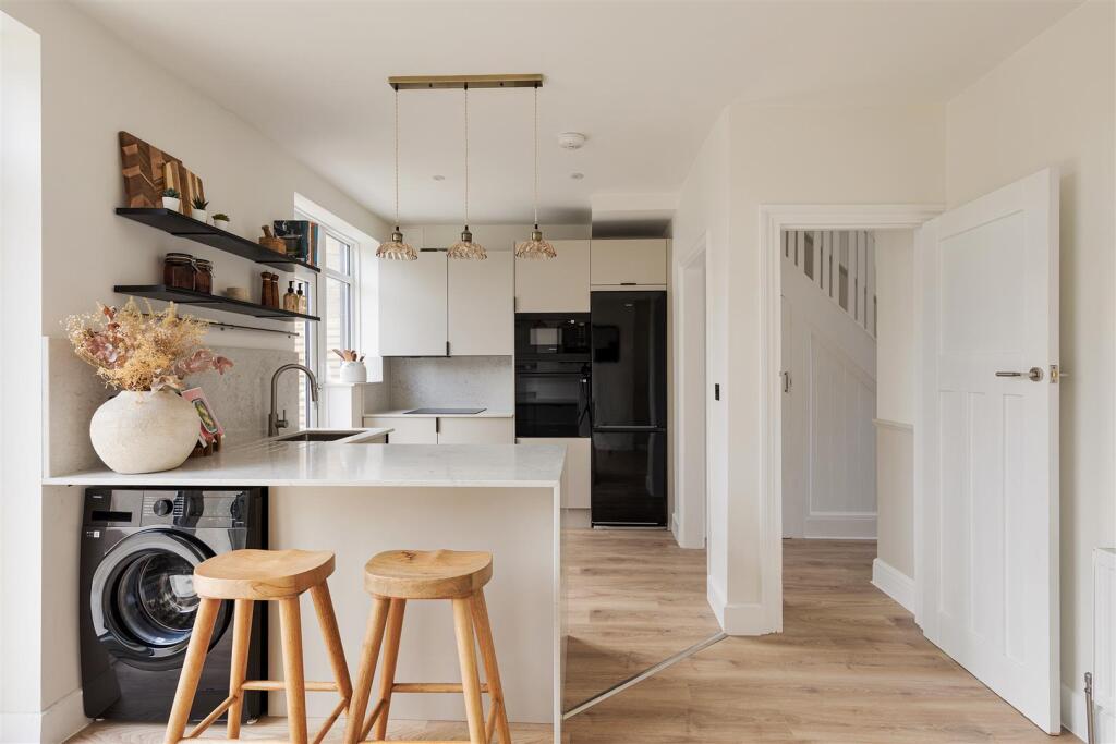 Rose Avenue, E18