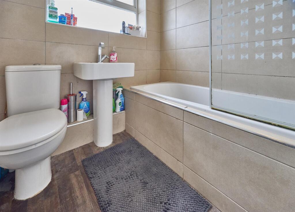 Family Bathroom to Rear