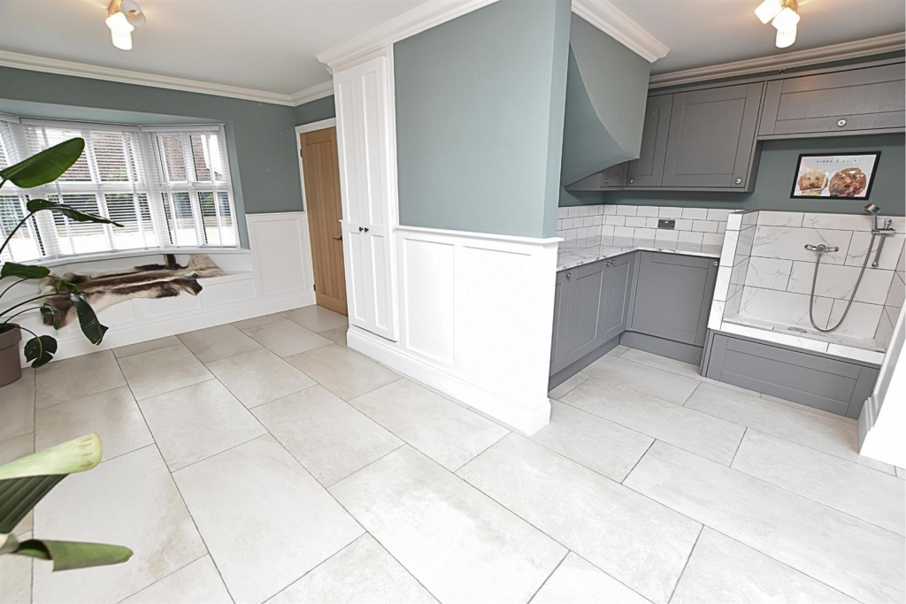 LOUNGE KITCHENETTE (L-SHAPED)