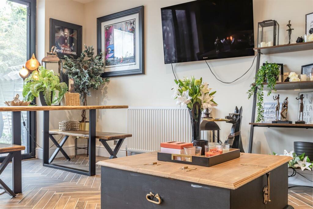 21 Linden Close, New Haw, KT15 3HG - 23.jpg