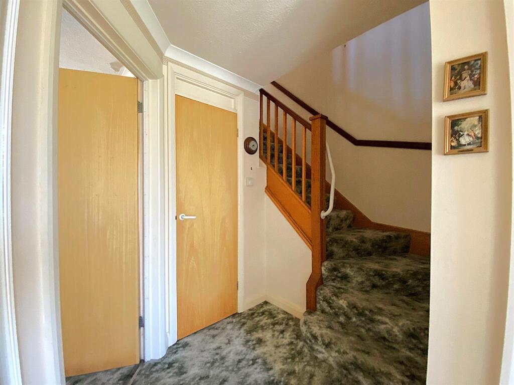 77 Rotherfield Ave - Hall.jpg